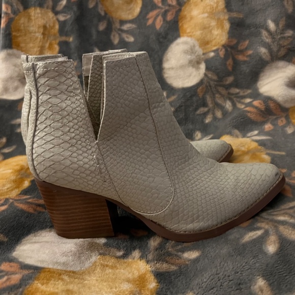White ankle boots size 8.5 - Picture 2 of 4